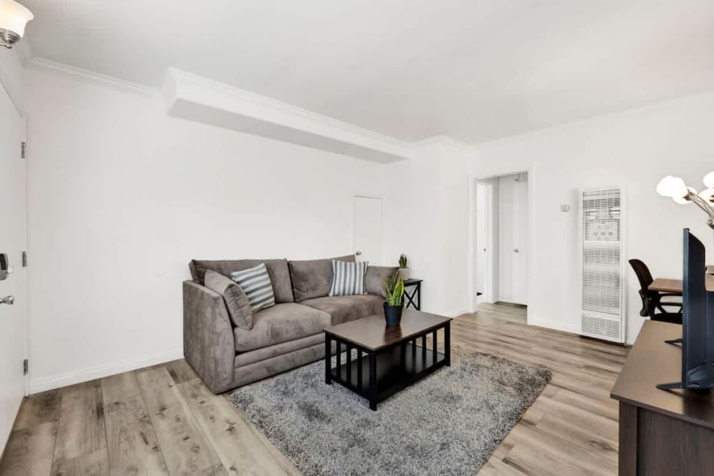 3f0156bd ed28 49 YkmbI