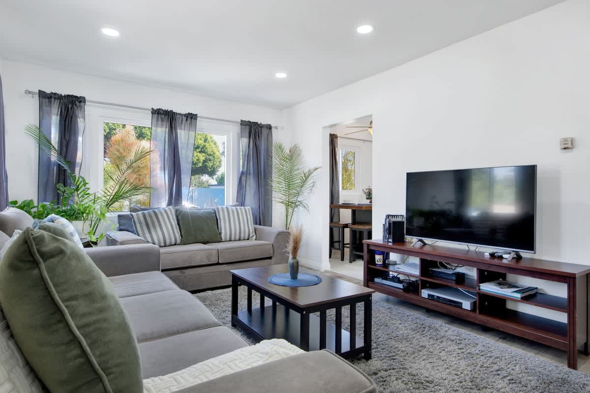 Luxury Santa Monica vacation home living room by Amazing Stays Oasis